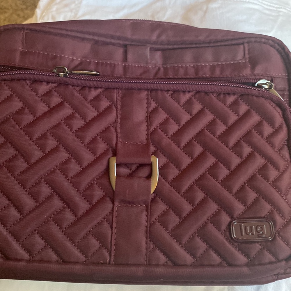 Lug carousel in burgandy
